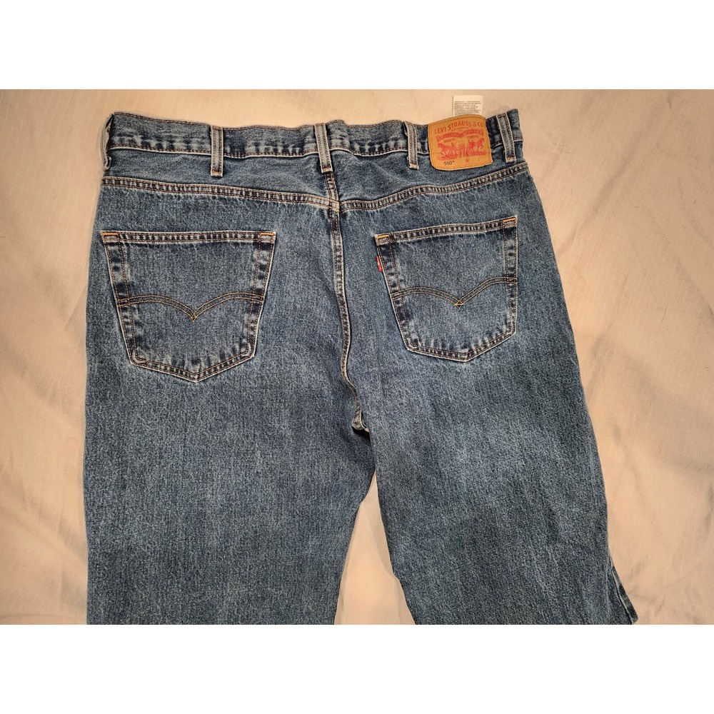 Levi's 550 jeans - Relaxed fit - Men's‎ 44x34 measures 44x31 medium wash